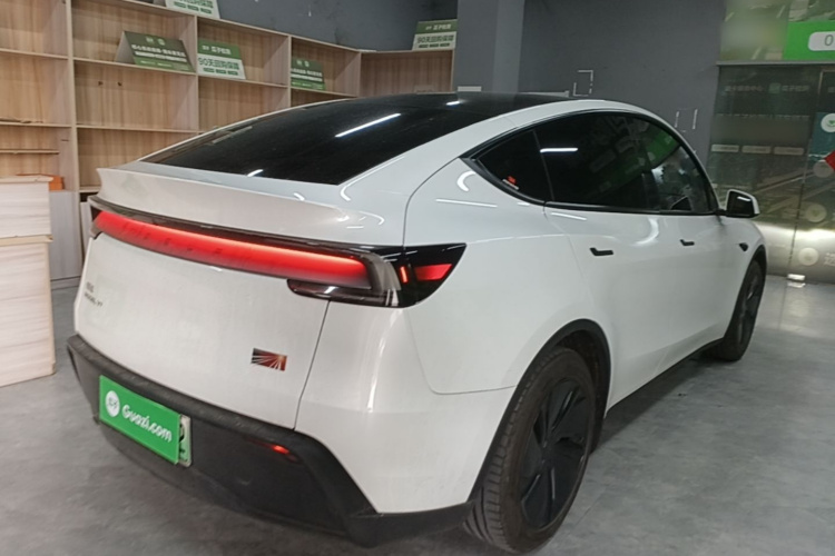 Tesla Model Y 2025 car image #5