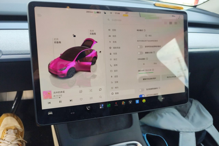 Tesla Model Y 2023 car image #15