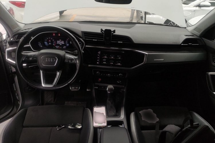 Audi Q3 2020 car image #10