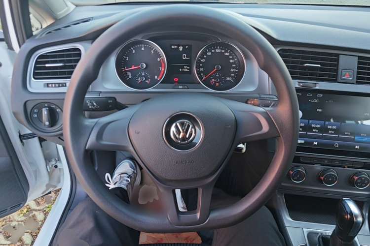 Volkswagen Golf 2016 car image #11