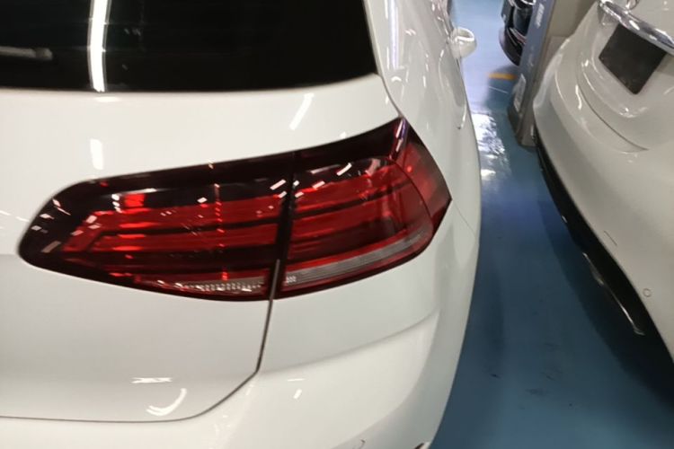 Volkswagen Golf 2019 car image #8