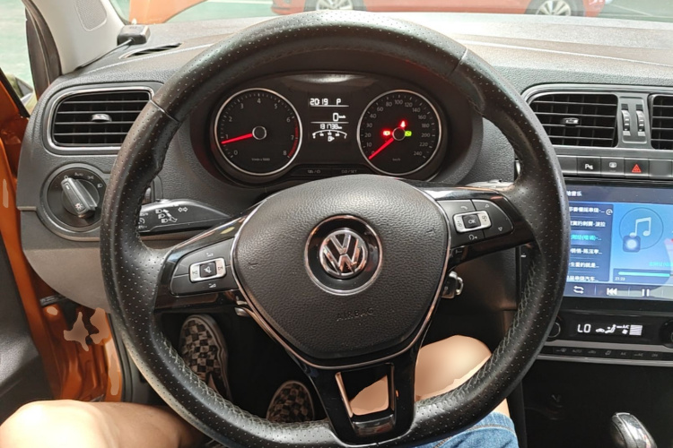 Volkswagen Polo 2015 car image #11