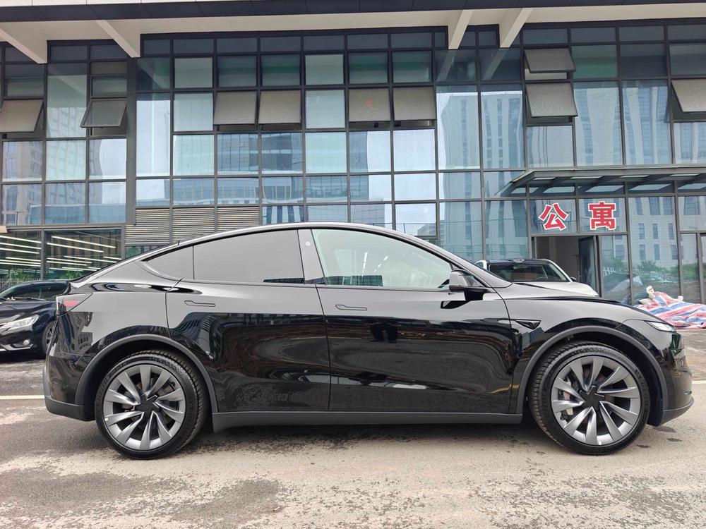 Tesla Model Y 2026 #7 Tesla Model Y 2026 car image #7