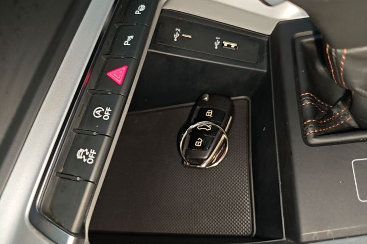 Audi Q3 2021 car image #14