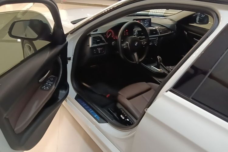 BMW 3 Series 2018 car image #16