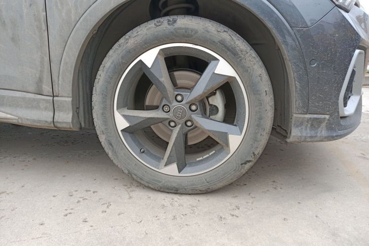 Audi Q3 2023 car image #6