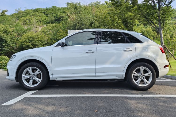 Audi Q3 2018 car image #6