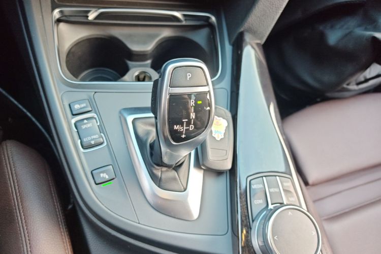 BMW 3 Series 2018 car image #14