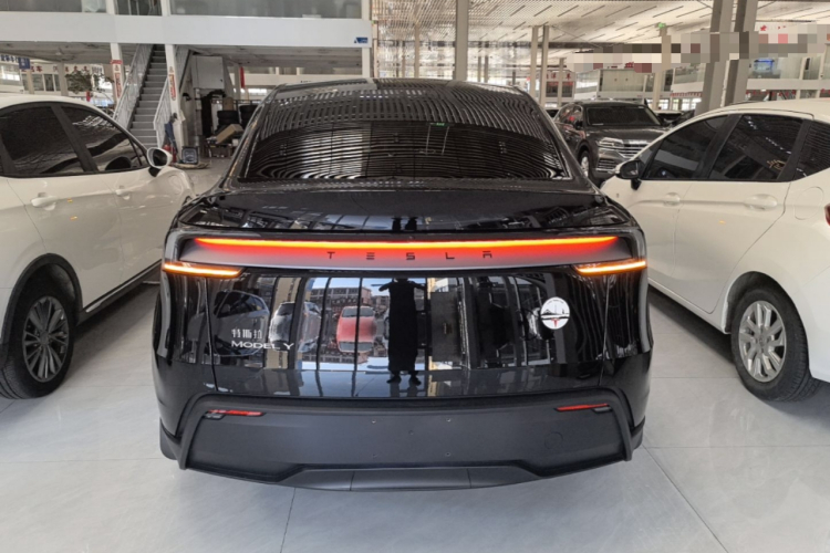 Tesla Model Y 2025 #6 Tesla Model Y 2025 car image #6