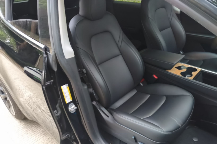 Tesla Model Y 2023 car image #24
