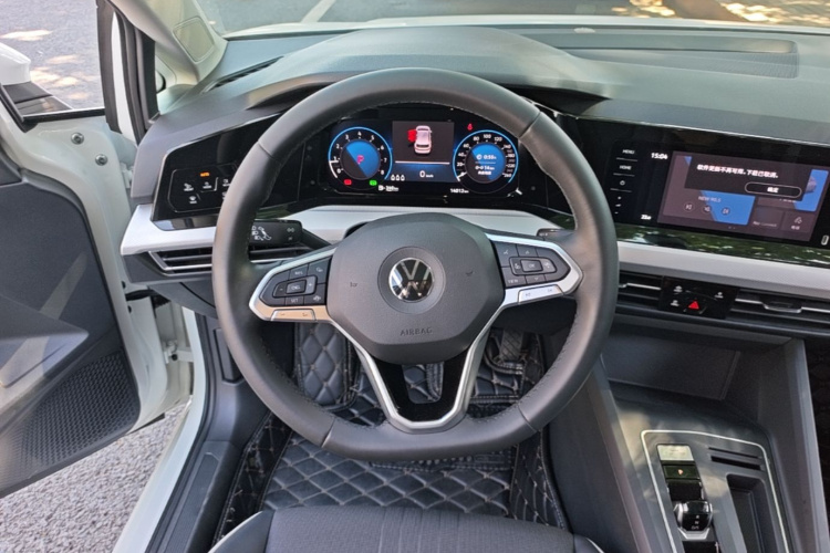 Volkswagen Golf 2022 car image #11