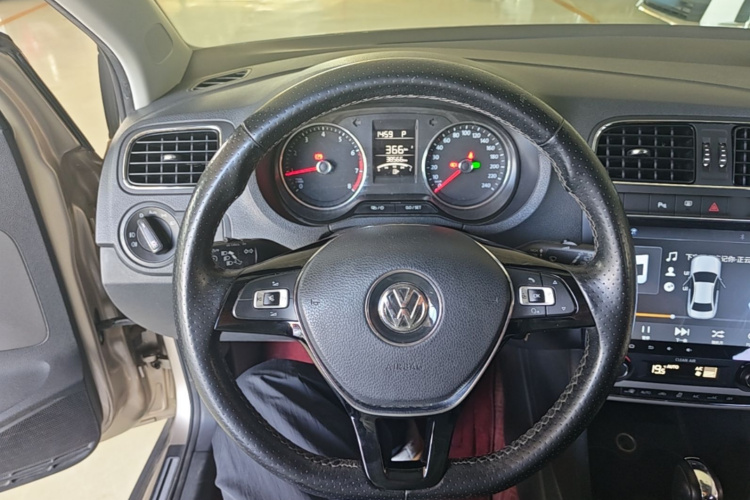 Volkswagen Polo 2017 car image #11