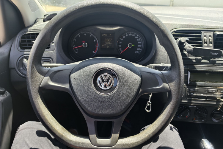 Volkswagen Polo 2018 car image #11
