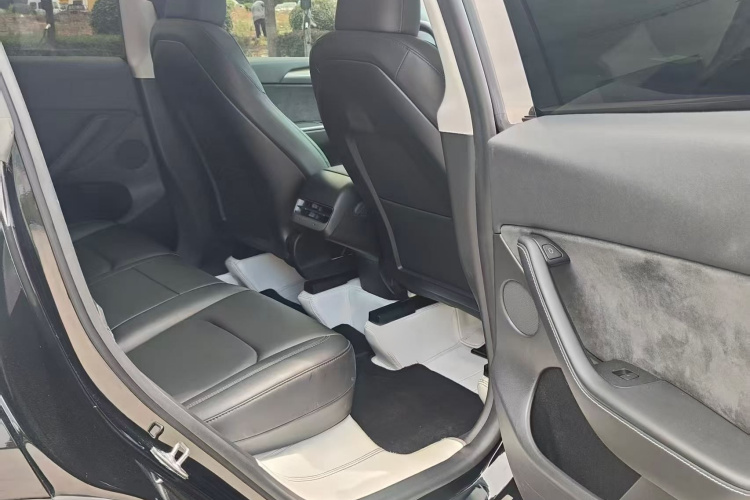 Tesla Model Y 2023 immagine di auto #13