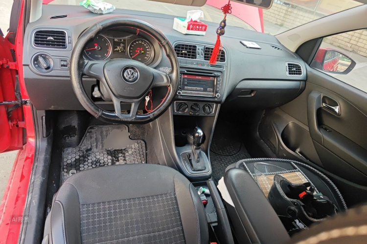 Volkswagen Polo 2015 car image #11