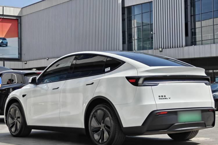 Tesla Model Y 2026 #5 Tesla Model Y 2026 car image #5