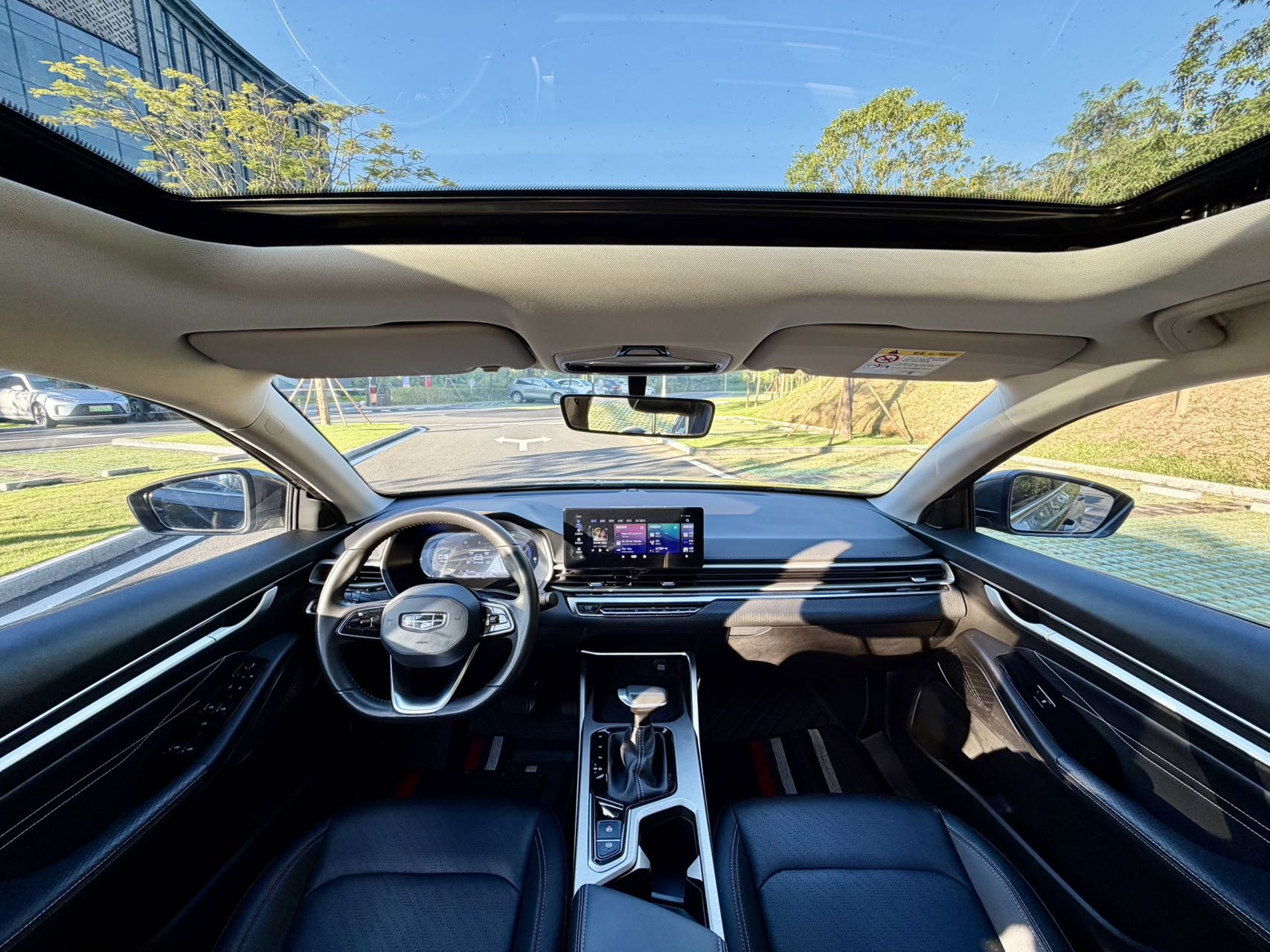 GEELY Emgrand 2023 car image #2