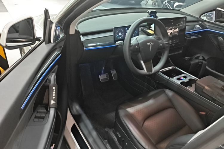 Tesla Model Y 2023 #16 Tesla Model Y 2023 car image #16