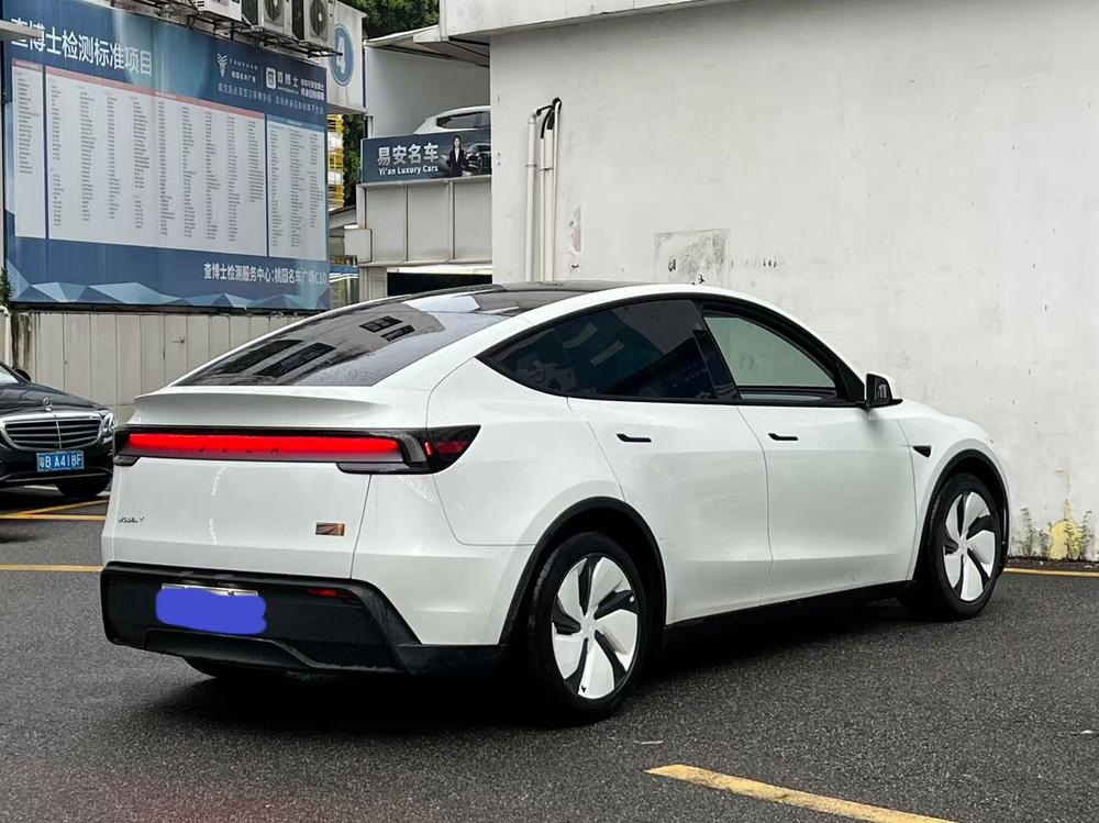 Tesla Model Y 2025 car image #4