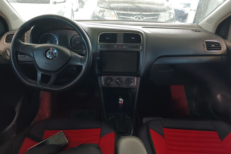 Volkswagen Polo 2015 car image #10