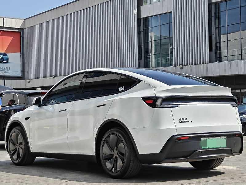 Tesla Model Y 2026 #4 Tesla Model Y 2026 car image #4