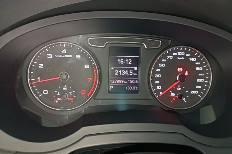 Audi Q3 2015 car image #12