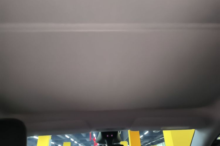 Tesla Model Y 2025 immagine di auto #20