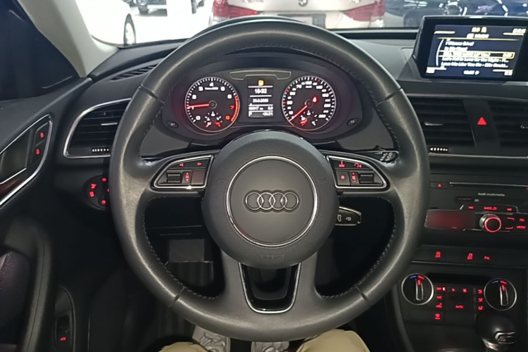 Audi Q3 2018 car image #11