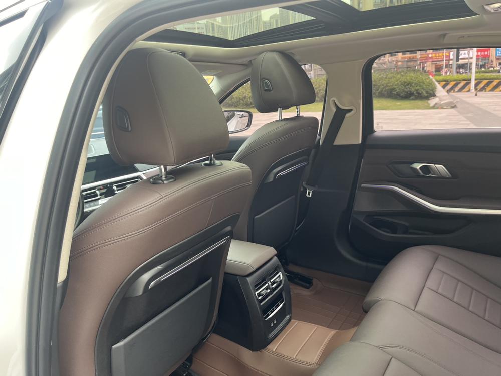 BMW 3 Series 2019 car image #25
