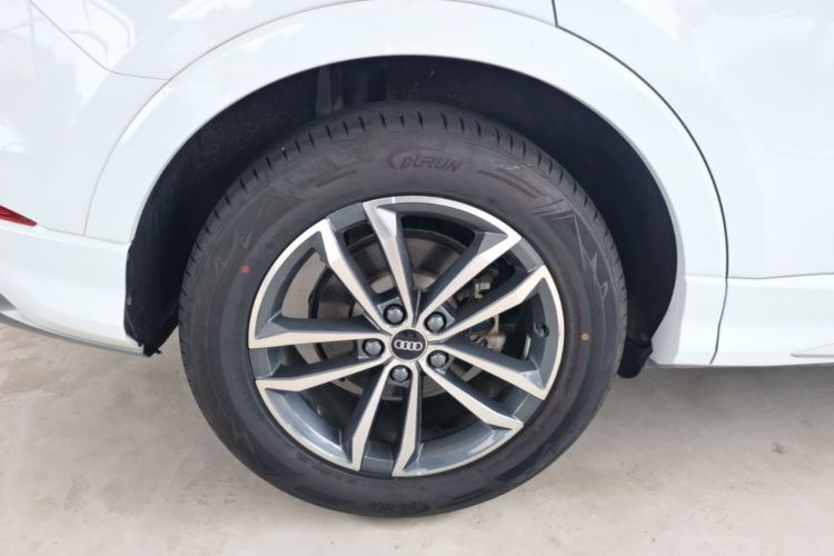 Audi Q3 2021 car image #4