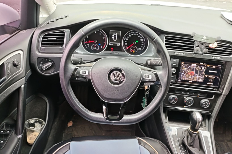 Volkswagen Golf 2019 car image #11
