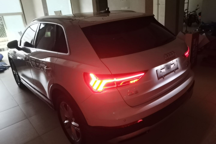 Audi Q3 2022 car image #5