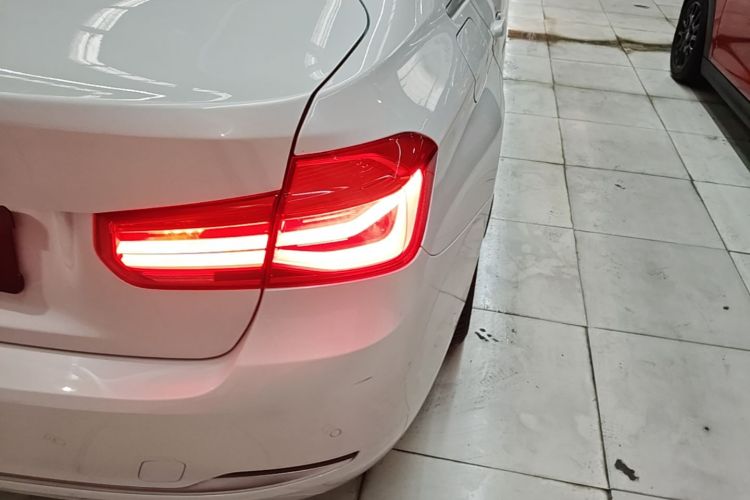 BMW 3 Series 2018 car image #8
