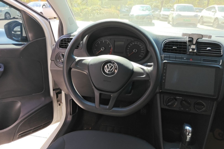 Volkswagen Polo 2018 car image #11