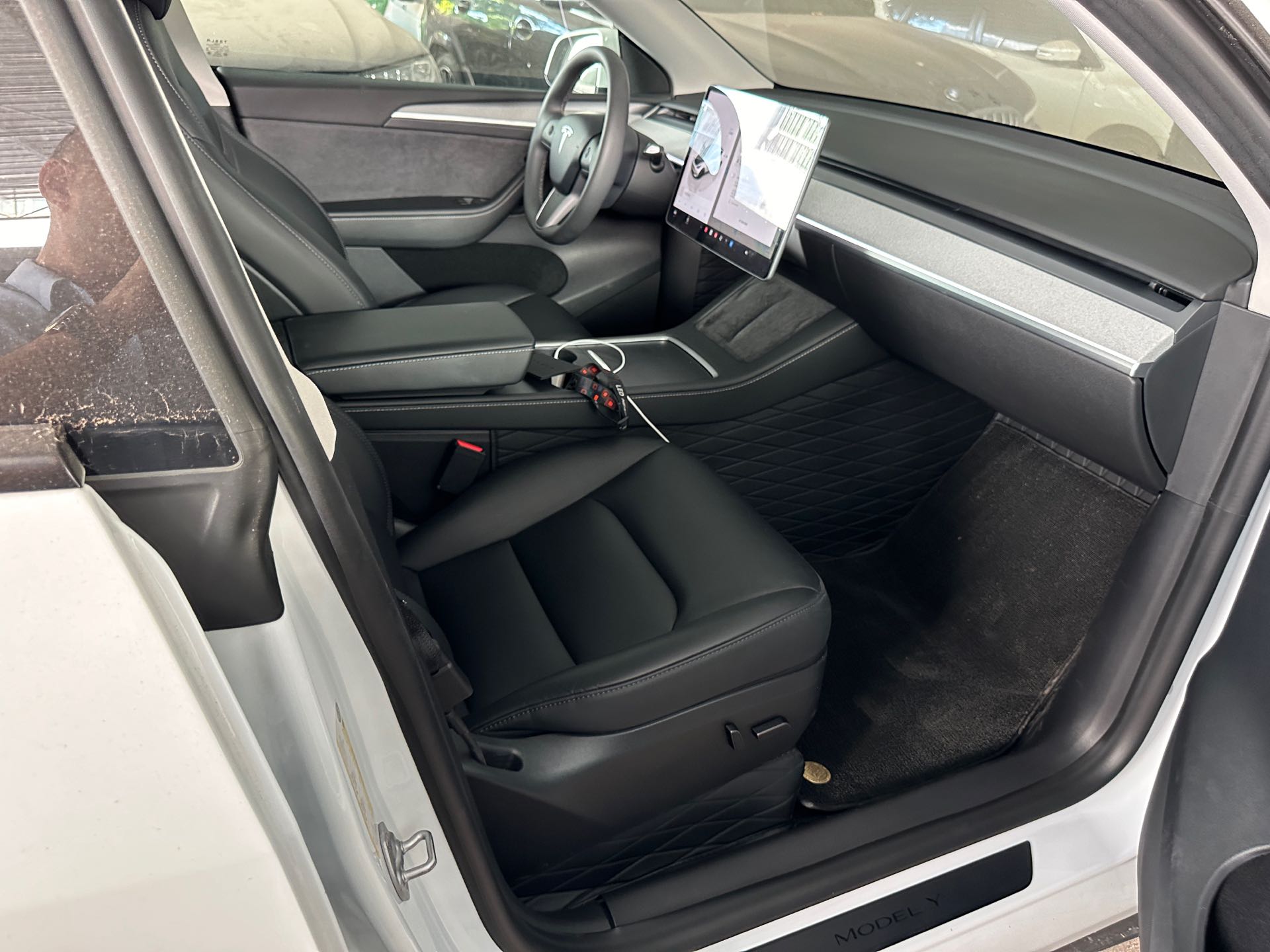 Tesla Model Y 2024 #8 Tesla Model Y 2024 car image #8