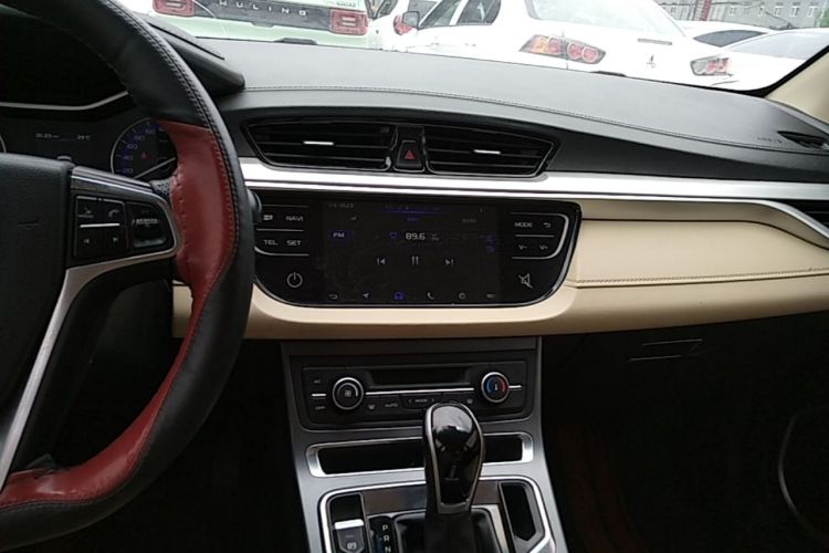 GEELY Emgrand 2019 car image #17