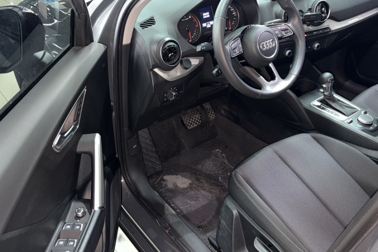 Audi Q3 2021 car image #14