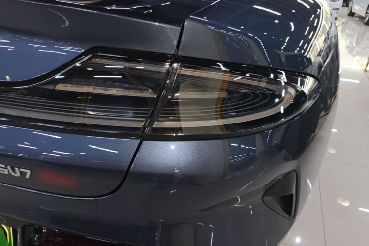 MI SU7 2025 immagine di auto #8