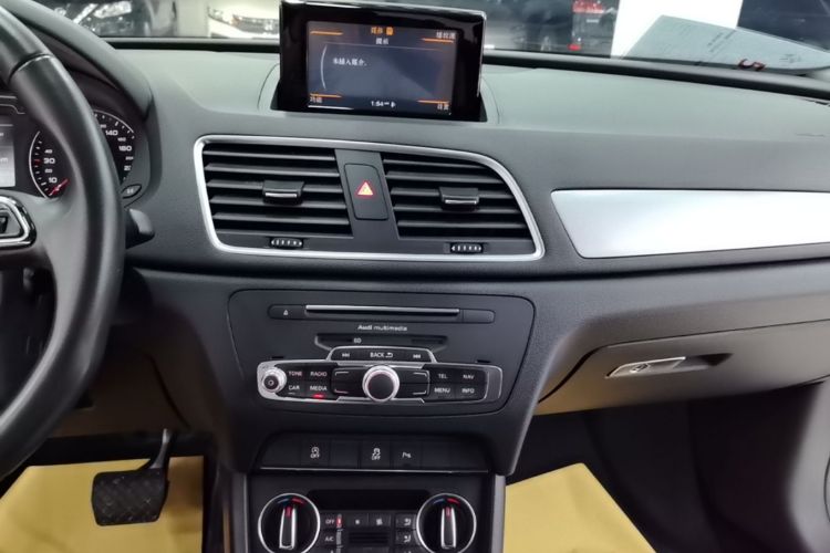 Audi Q3 2017 car image #13