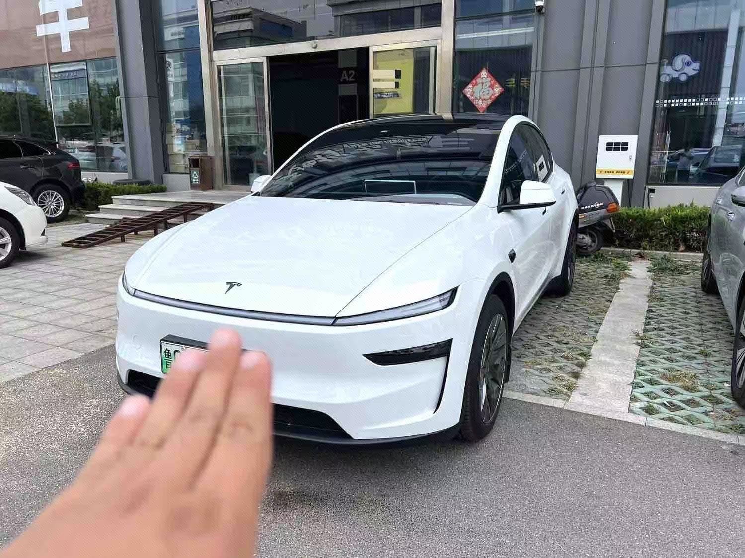 Tesla Model Y L 2026 Tesla Model Y L 2026 car image