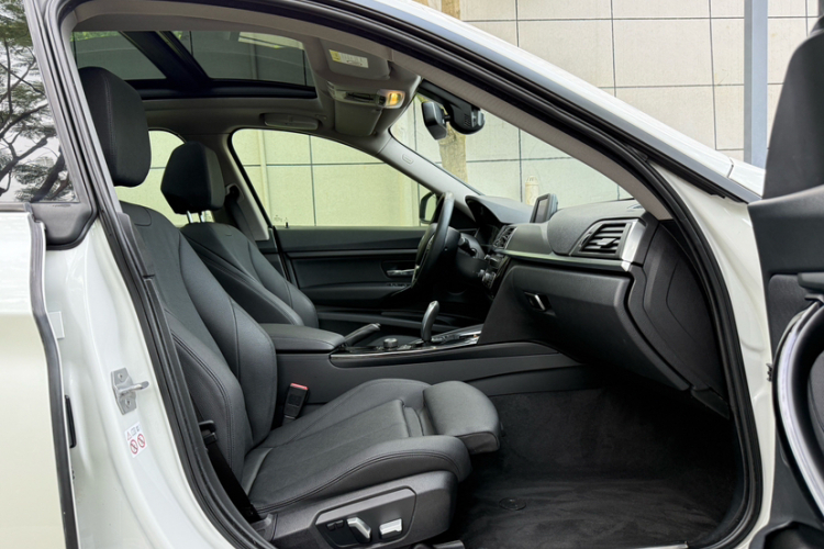 BMW 3 Series GT 2018 car image #14