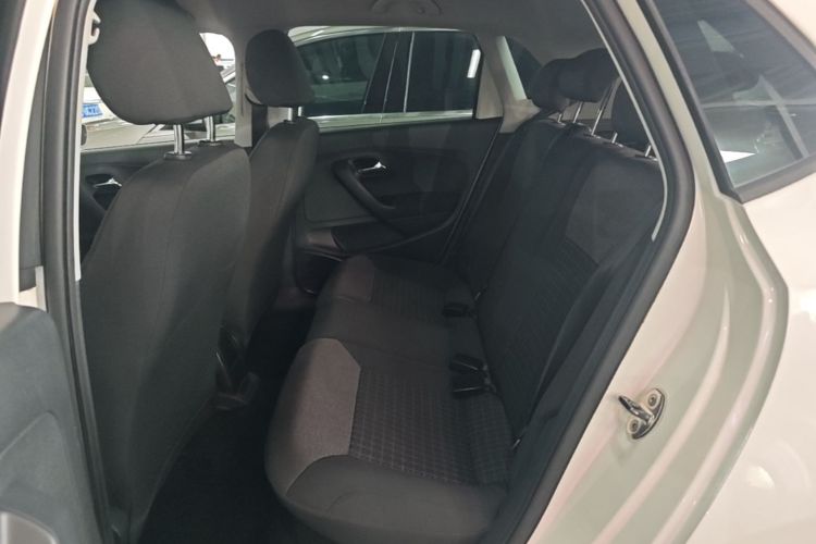 Volkswagen Polo 2015 car image #17