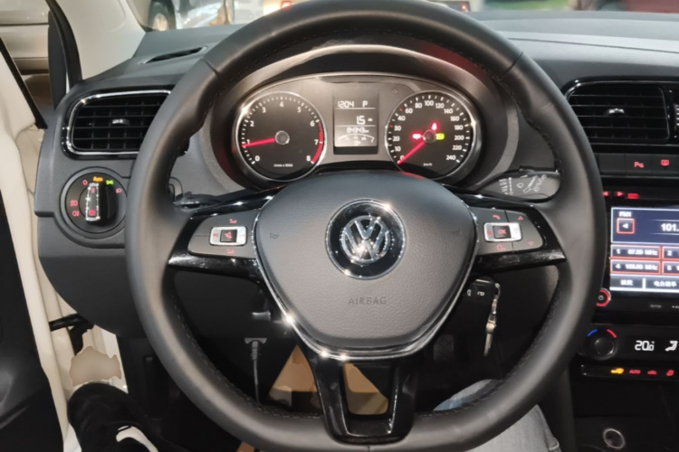 Volkswagen Polo 2015 car image #11