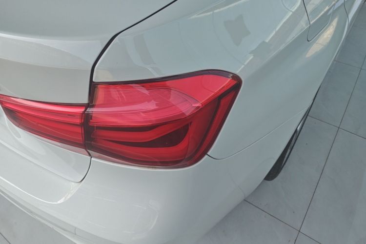 BMW 3 Series 2017 #8 BMW 3 Series 2017 car image #8