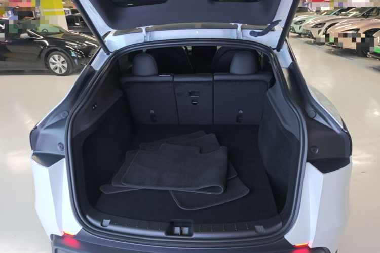 Tesla Model Y 2026 #17 Tesla Model Y 2026 car image #17