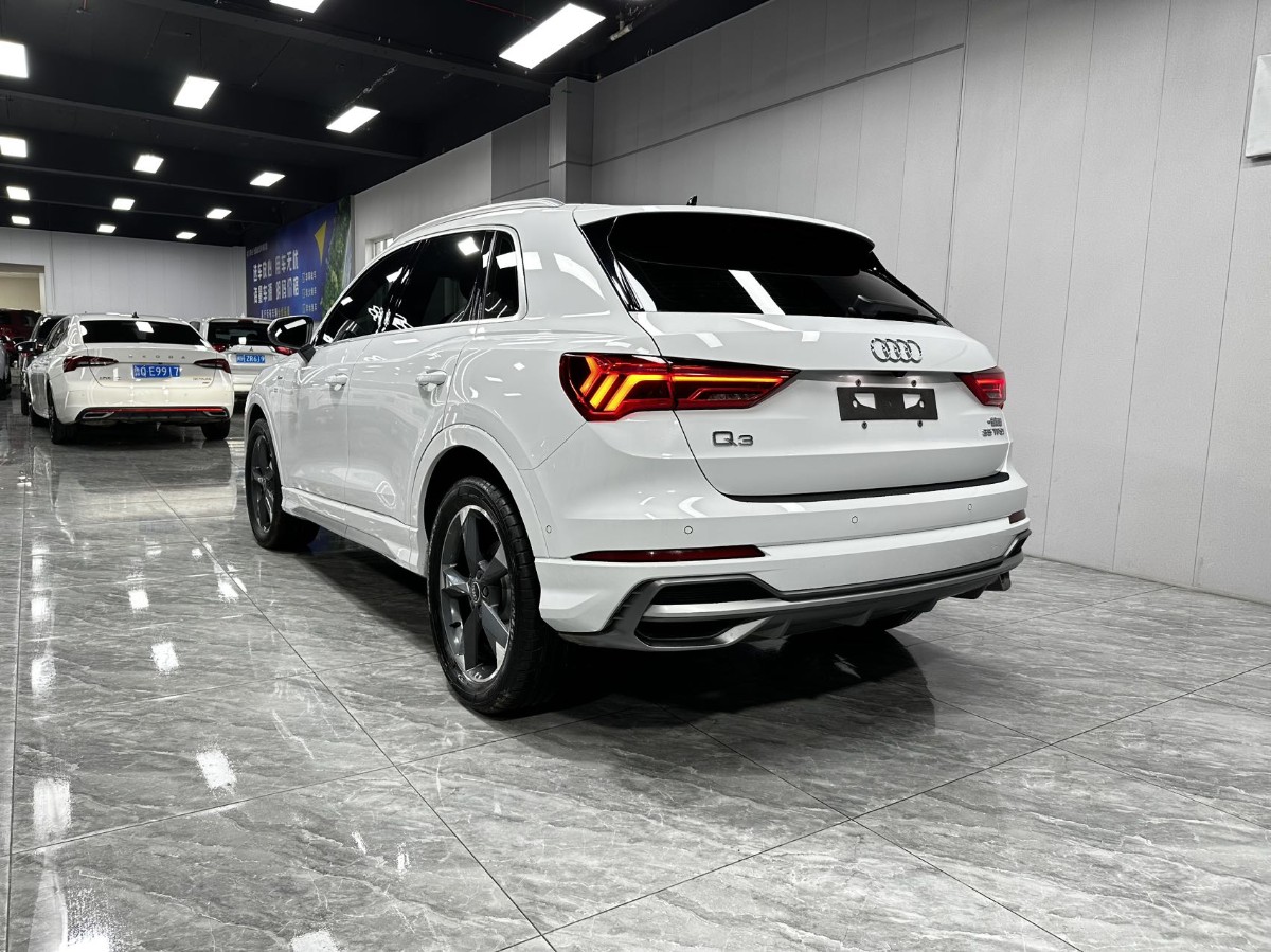 Audi Q3 2022 car image #9