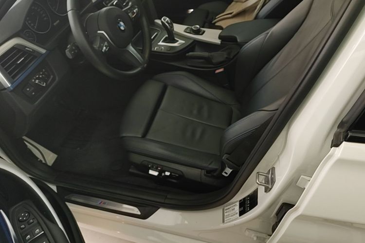 BMW 3 Series 2018 car image #19