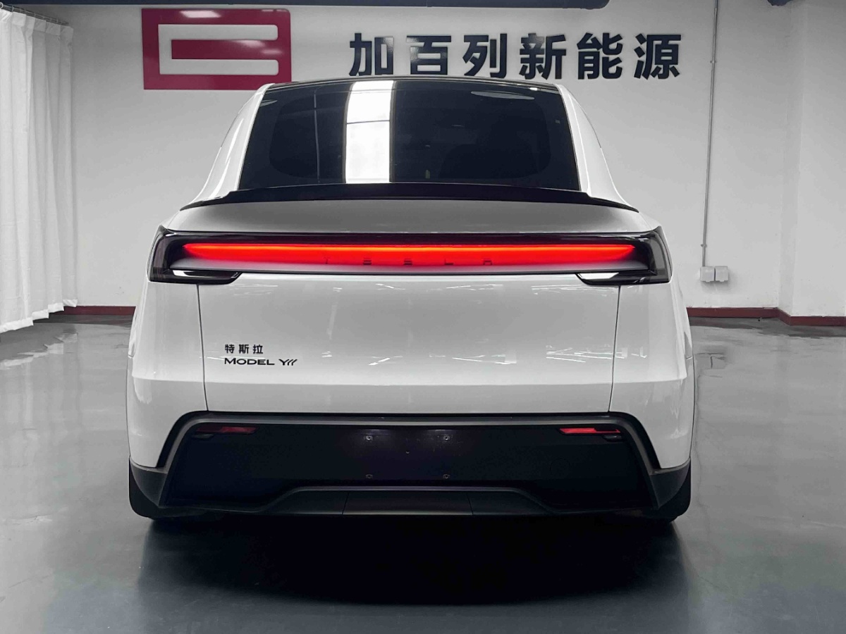 Tesla Model Y L 2026 #15 Tesla Model Y L 2026 car image #15