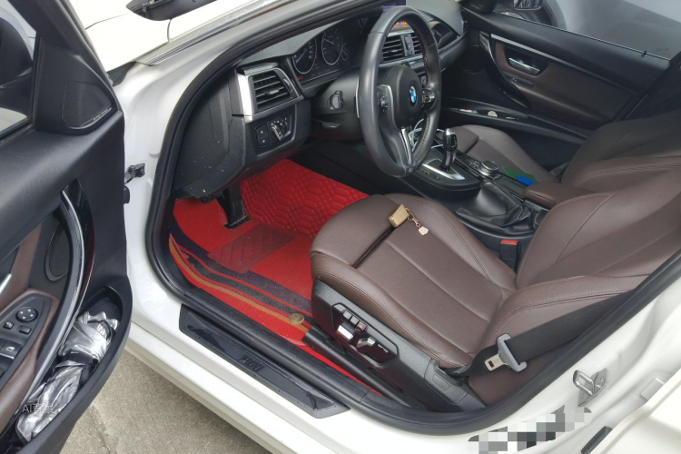 BMW 3 Series 2019 car image #18