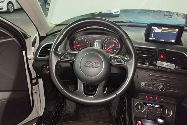 Audi Q3 2018 car image #11